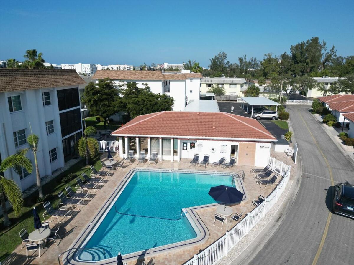 2 Bed 2 Bath Centrally Located On Siesta Key Sarasota megye Kültér fotó